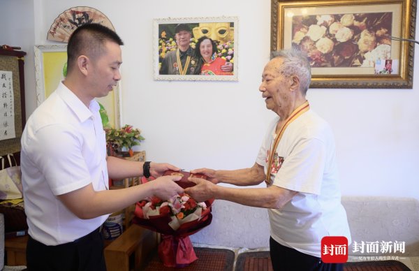 资本E家 阅兵当天 98岁抗战老兵收到抗战胜利纪念章：我们有维护和平的底气！